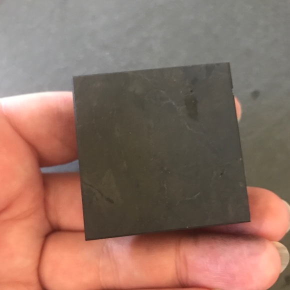 Shungite Pyramid for EMF protection - Picture 3 of 3